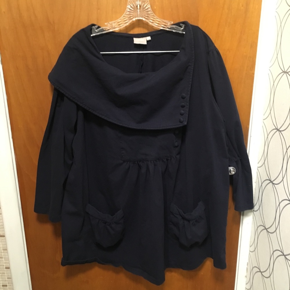 Navy button top